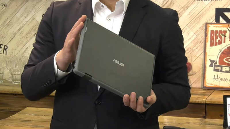 側面はゴム製バンパーを装備