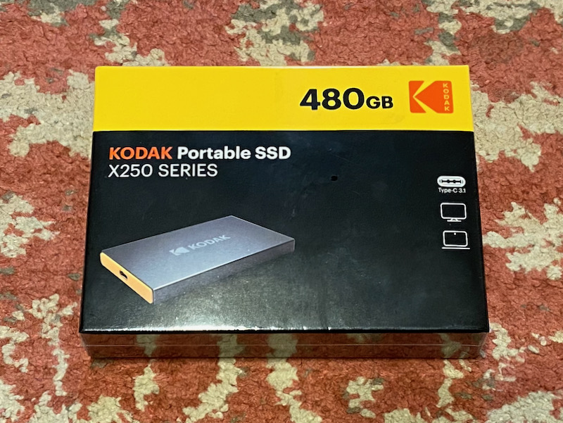 ブランドカラーの黄色いパッケージ