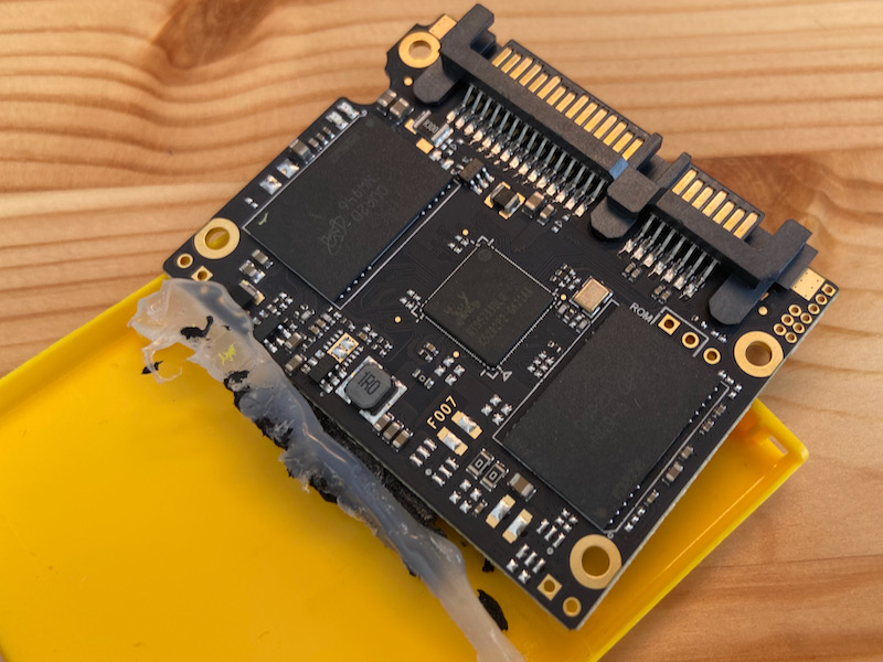 SATAのSSDモジュールをそのまま乗っけました、以上みたいな