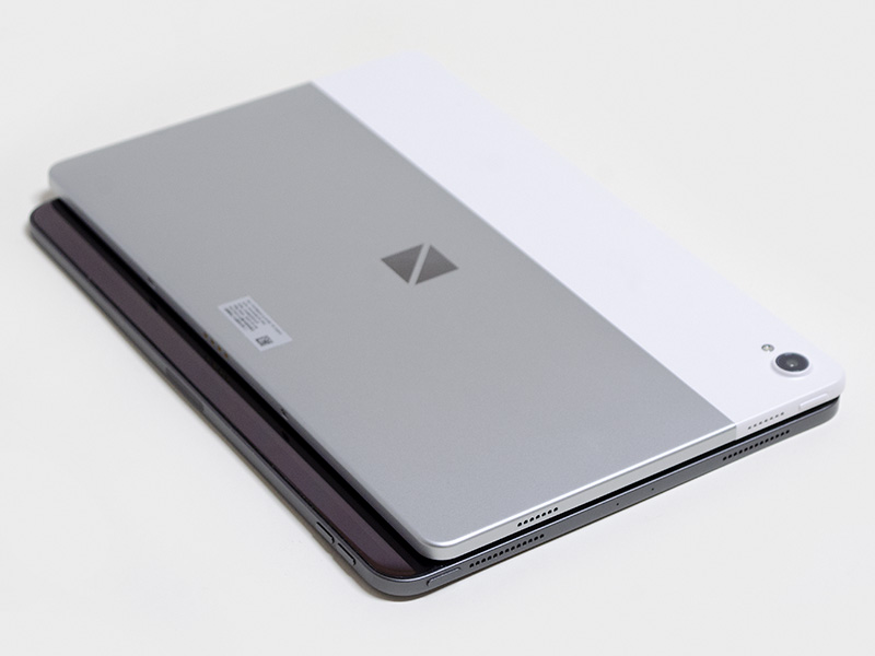 2018年版iPad Pro 11(下)との比較。同じ11型でもパネルの縦横比の違いから幅は長く高さは低い