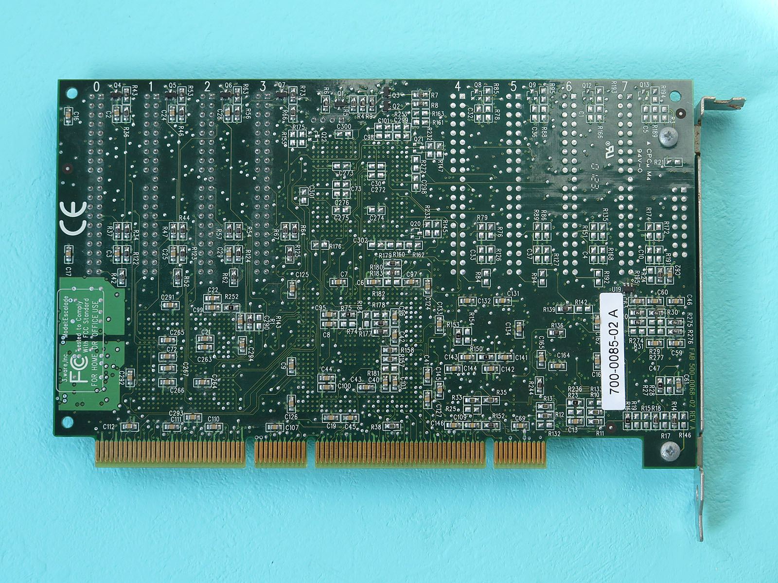 カード背面にもコンデンサや抵抗が多数実装されている