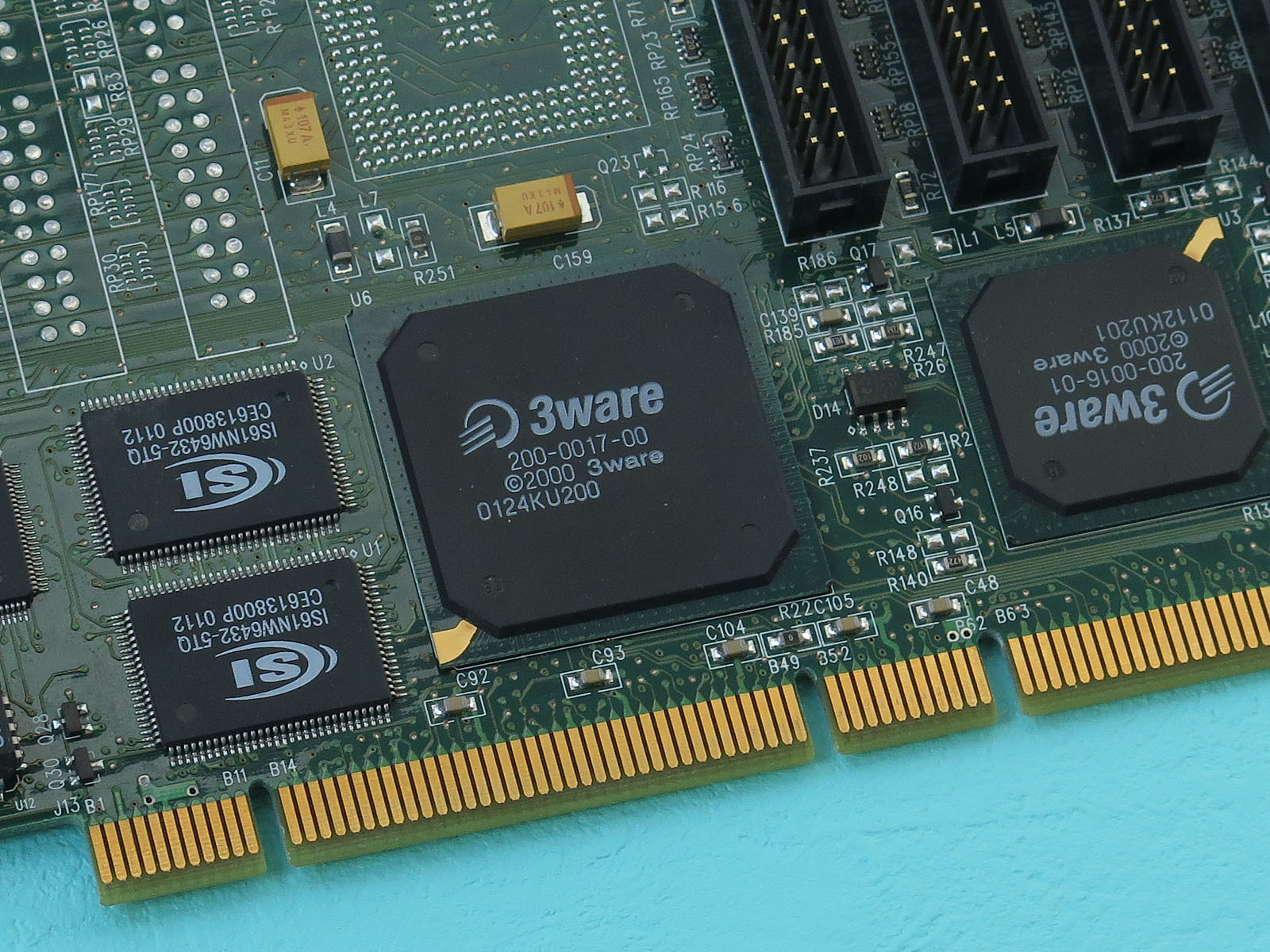 メインのコントローラ「200-0017-00」。パリティ演算などを行なっているとみられる