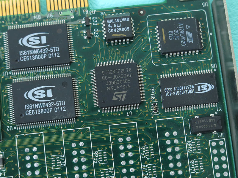 そのほかのチップ。キャッシュにはDRAMではなくSRAMをあえて採用しているのがユニークだ