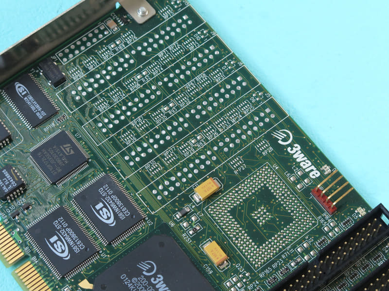 反対側は空きパターンとなっているが、これは上位のEscalade 7810で実装される