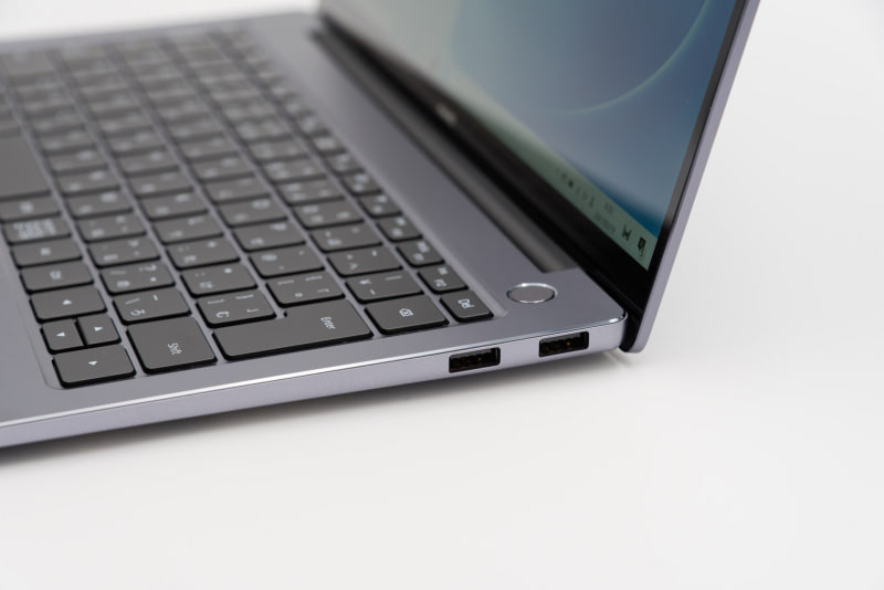 右側面にはUSB 3.0ポートが2つ