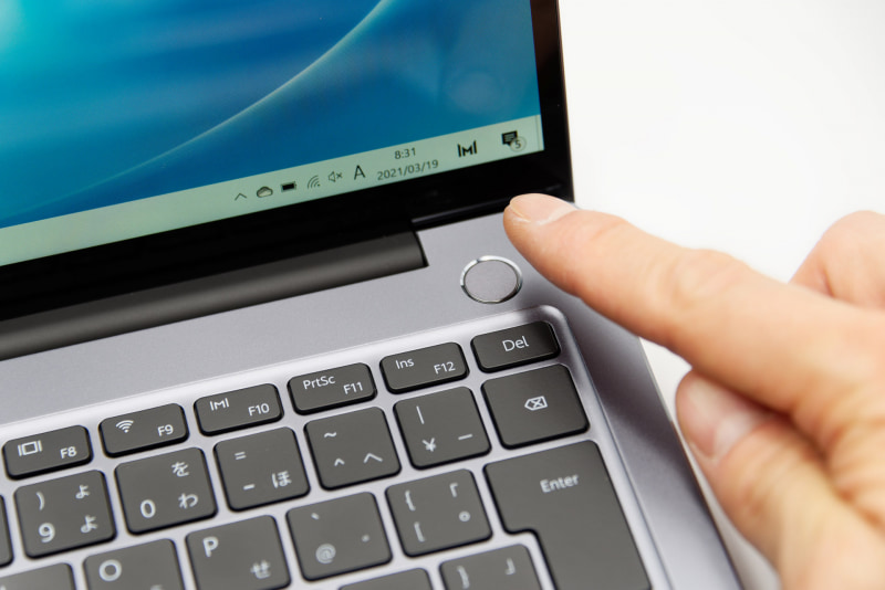 指紋センサーも兼ねた電源ボタンで、Windows Helloによる指紋認証が可能