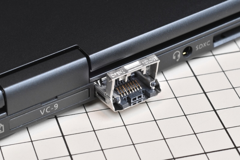 窪みに爪をかけて下に押し下げると、有線LAN端子が飛び出してくる