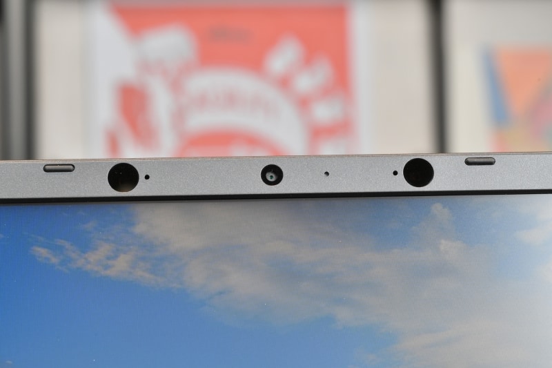 ディスプレイを開けばスリープから自動復帰し、IRカメラで顔認証が実行される。指紋認証センサーに触れる必要はない