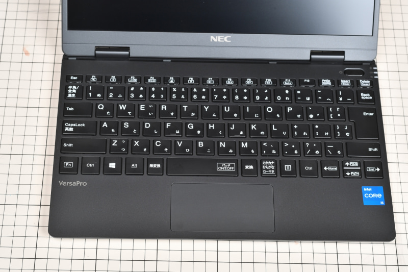 85キーJIS標準配列キーボードのキーピッチは18.7mm、キーストロークは1.4mm