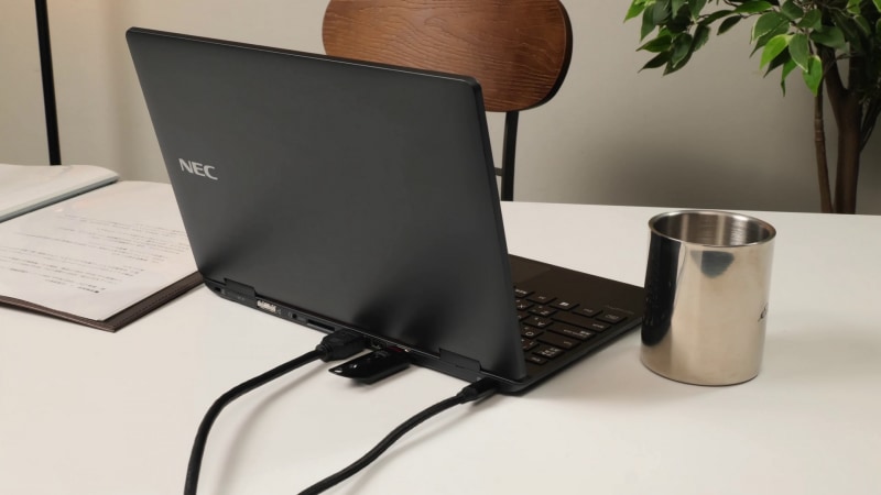 接続例。インターフェイスは、すべて背面にあるので、左右のスペースが狭くても利用可能だ