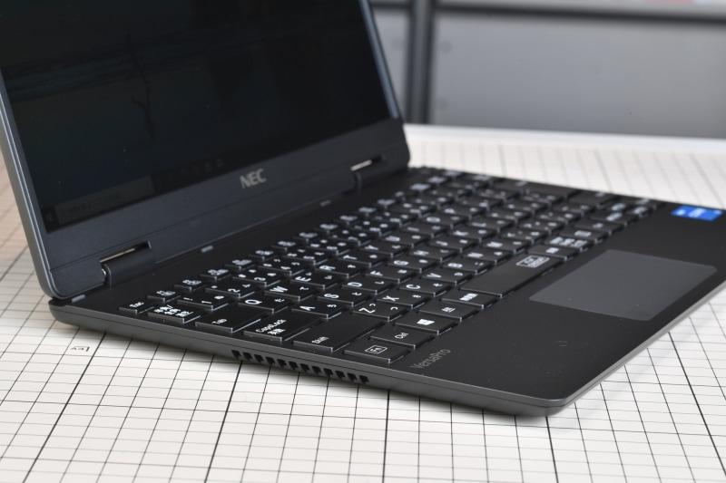 本体左側面。後述の通り、各種インターフェイスは背面にまとめられている