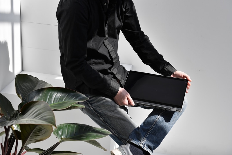 ノートPC、タブレット、ビューワーと変形可能なので多彩な用途を1台でカバーできる