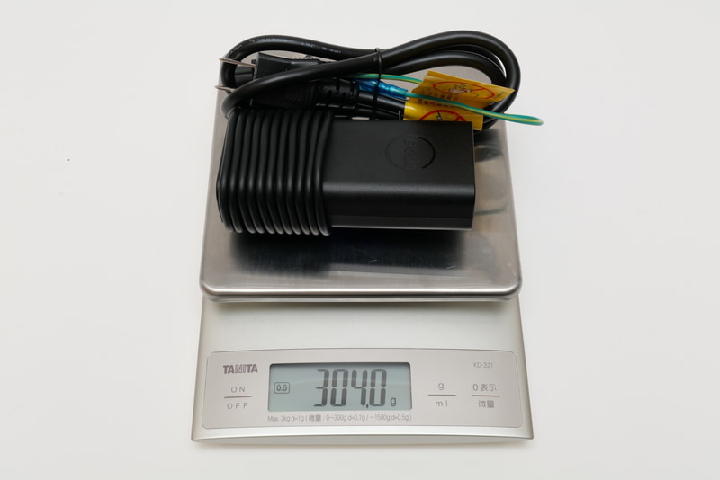 ACアダプタの重量は実測304g