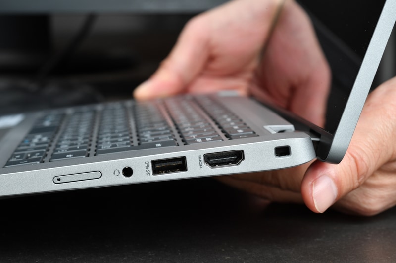 右側面にはSIMカードトレイ(WWAN対応モデルのみ)、3.5mmコンボジャック、USB Type-A 3.2 Gen1、HDMI、ウェッジロックスロットを装備