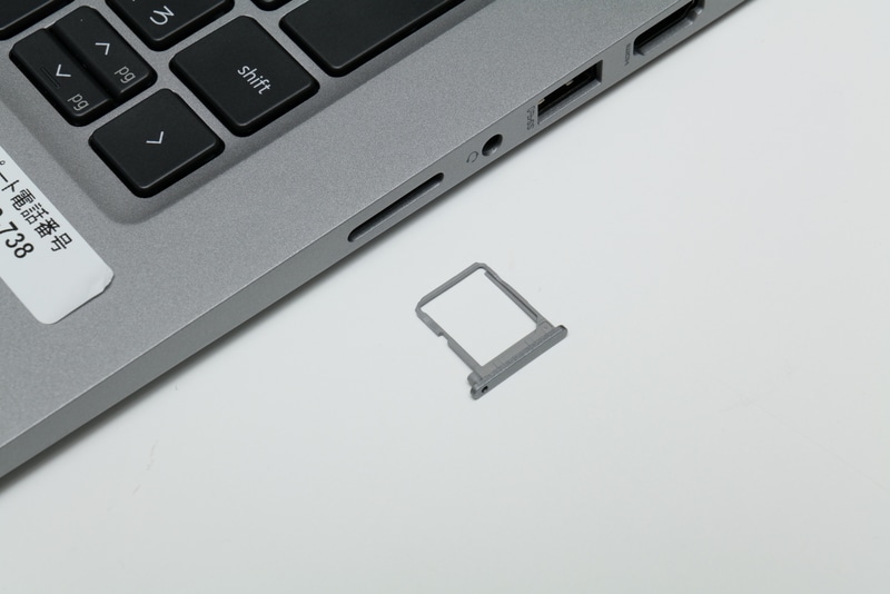 SIMカードトレイはWWAN対応モデルにのみ搭載されている。SIMカードトレイはmicroSIMカードに対応