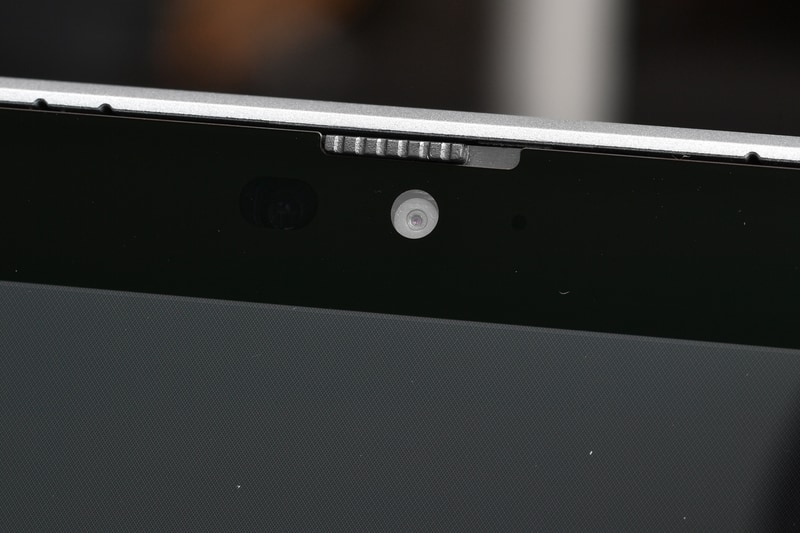 Webカメラはオプションで生体認証にも対応