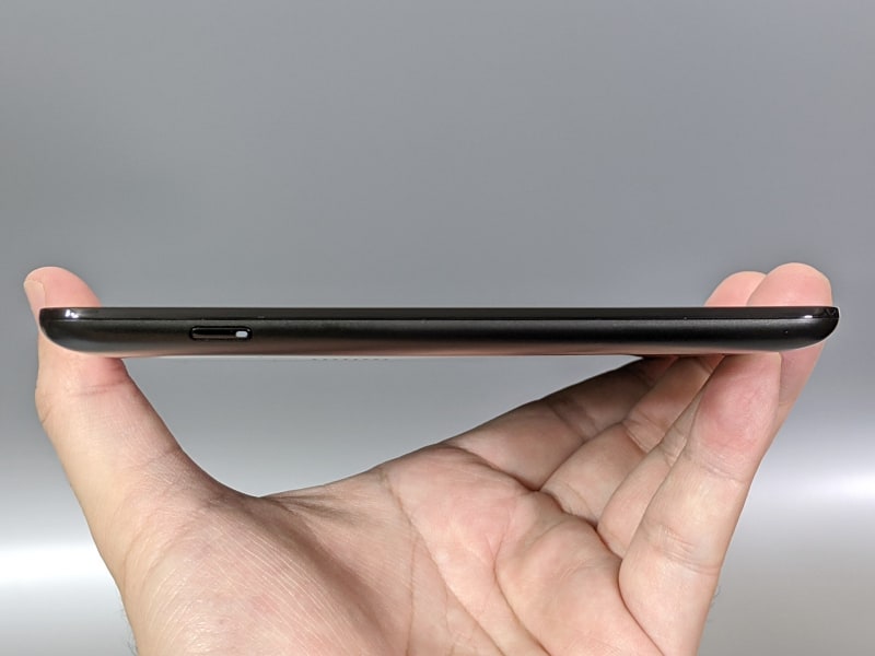 上面には電源ボタンを備える。イヤフォンジャックや音量調整ボタンはない