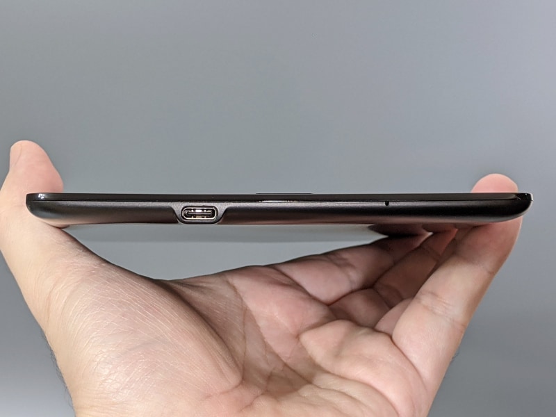 底面はやや左寄りにUSB Type-Cポートを備える。OTGにも対応する