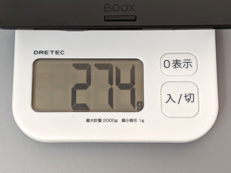 重量は実測274g。ほぼ同等サイズのiPad mini(約300g)よりわずかに軽い。ちなみにKindle Oasisは約188gと大差がついている