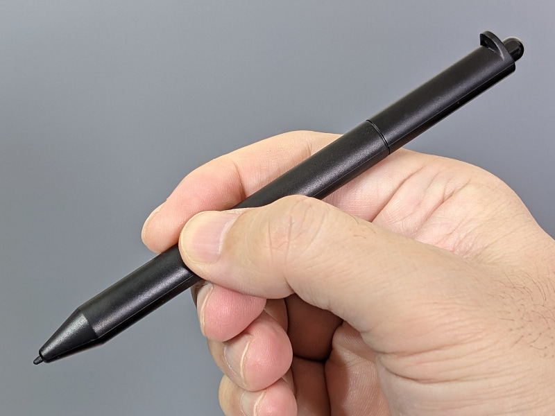 スタイラスは充電不要な軽量タイプ。反対側は消しゴムとしても使える