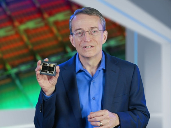 IntelのPonte Vecchioを手に持つIntel CEO パット・ゲルジンガー氏