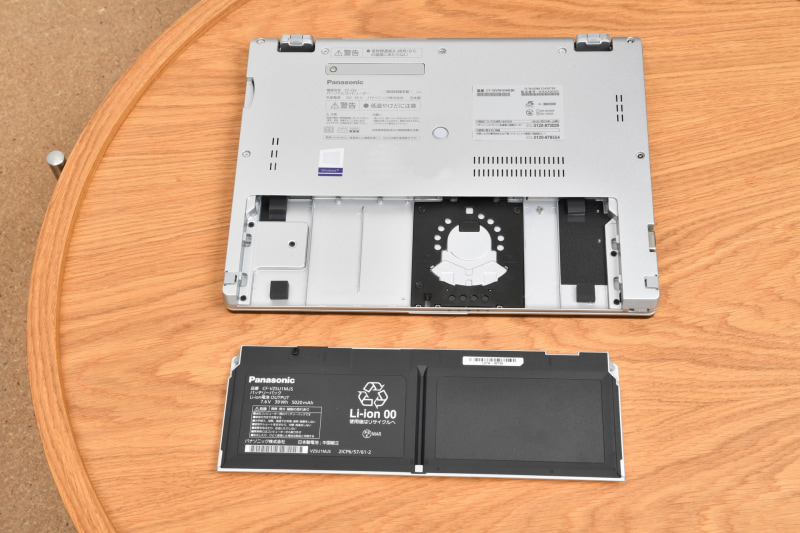 2in1としては非常に珍しくバッテリを脱着可能。複数バッテリを携帯してバッテリ駆動時間を延長できるメリットがある