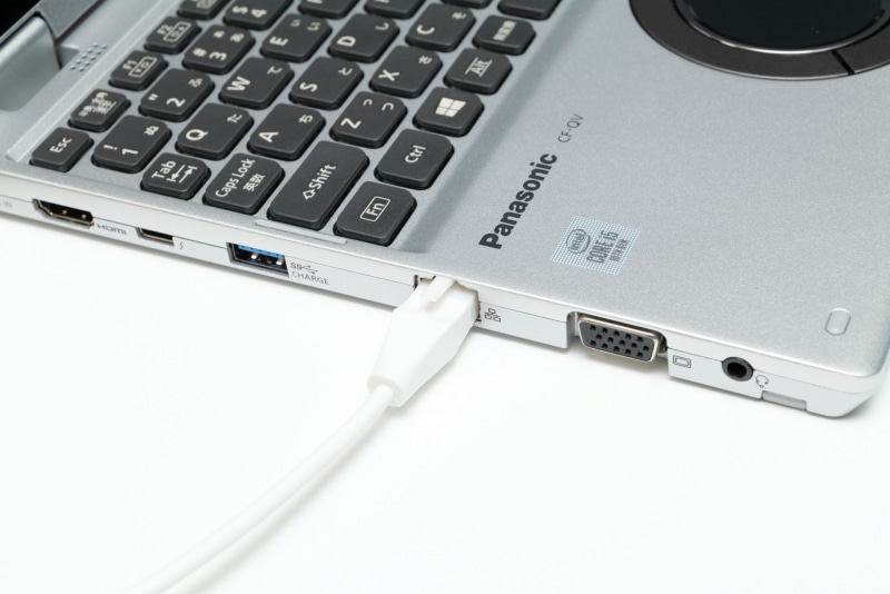 有線LAN(RJ-45)はキーボードに干渉しない絶妙な位置に配置。引き出したり、展開するような手間なしに手軽に抜き差し可能だ