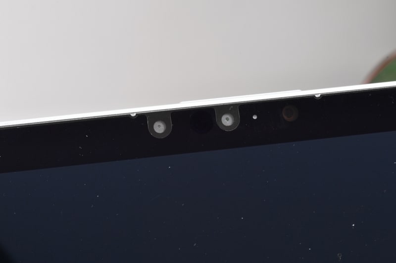 ディスプレイ上部にはIRカメラ(顔認証カメラ)を搭載