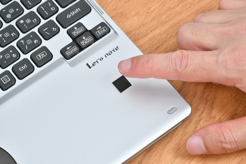 指紋認証センサーはパームレストに装備。小指球が触れないように右端に配置されている