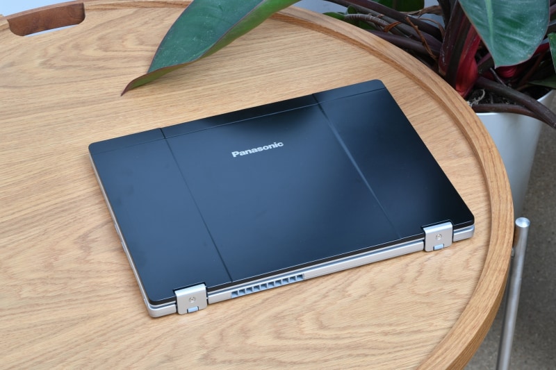 天板部。レッツノート史上最薄の18.7mmを実現しつつも、100kgfの加圧振動試験、76cm落下試験、局部加圧試験をクリアしている