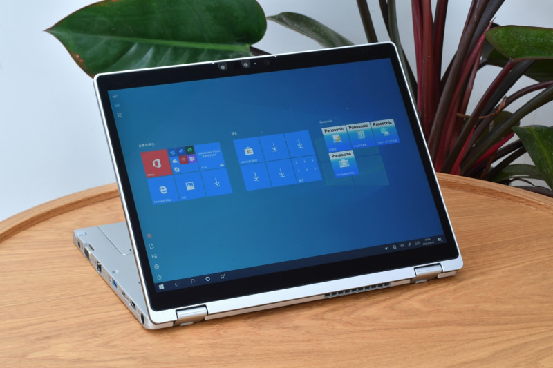 このようなスタイルで相手と画面を共有しながら、タッチ操作も可能