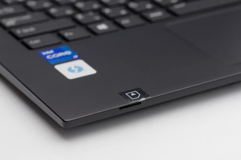 前面にMicro SIMスロットが見える