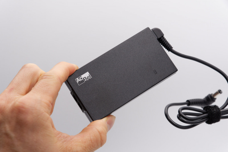 まるでカードサイズ……は言い過ぎだが、しまう場所に苦労しないコンパクトさ