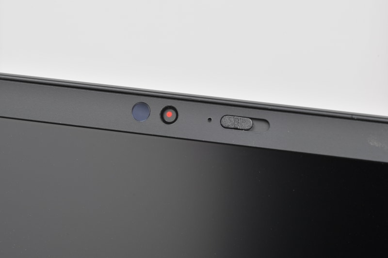 IRカメラ(顔認証カメラ)はディスプレイ上部に内蔵。カメラを物理的に遮断するための「ThinkShutter」が装備されている