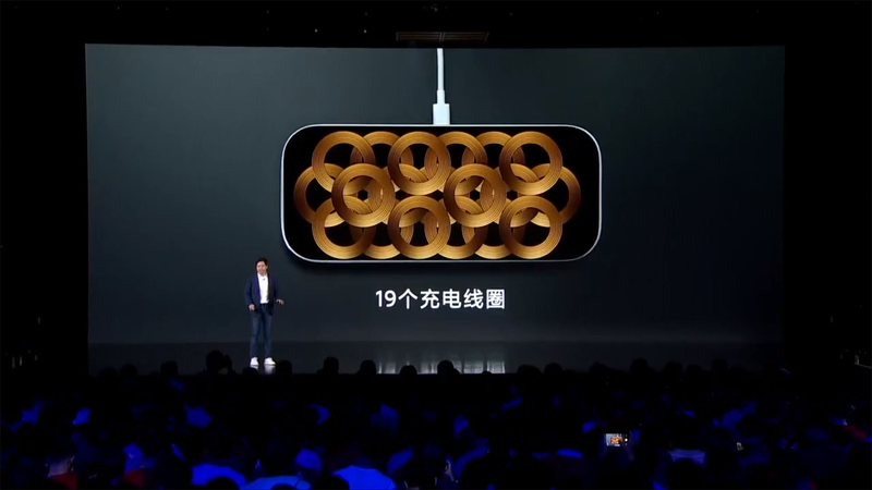 19個のコイルを内蔵した無接点充電スタンドも同時投入する