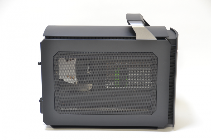 左側面は広く網目状の穴が開けられている