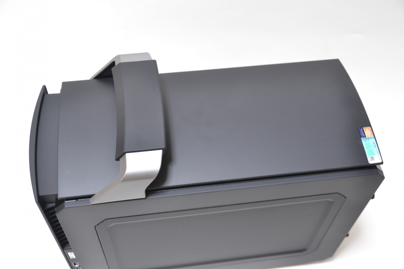 天面は緩い曲面で、空気の通り道はない