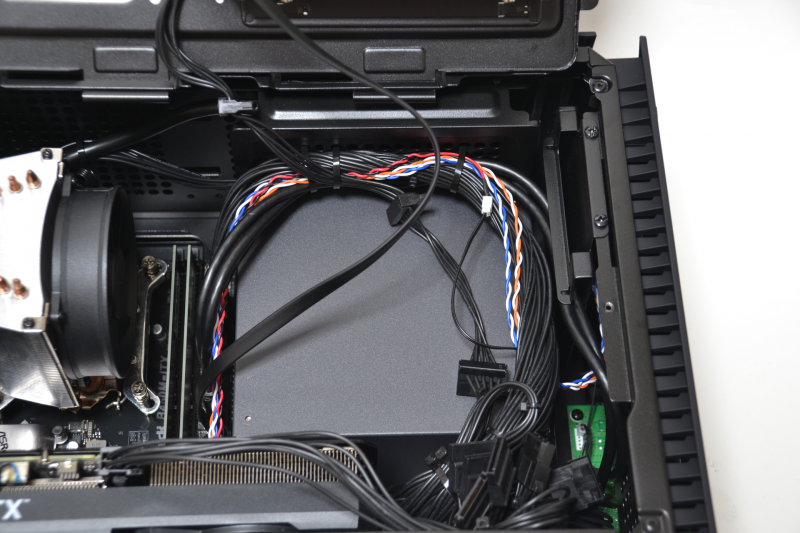 電源は本体前方に取りつけられている