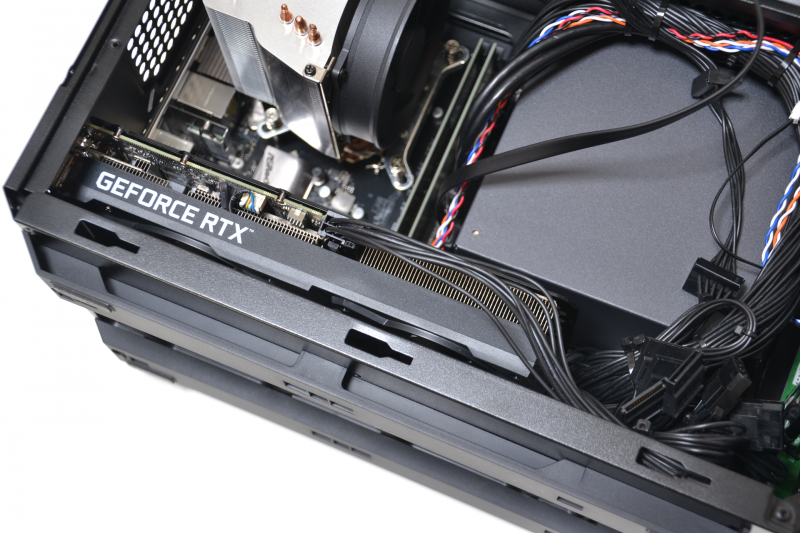 下部に取りつけられたビデオカード。奥行きにはまだ余裕がある