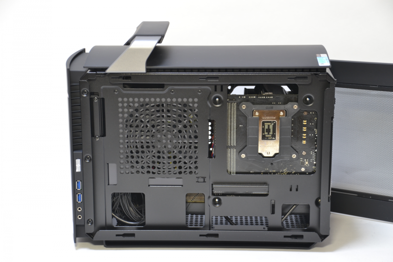 右サイドパネルを開いたところ。ここにも2.5インチベイがある