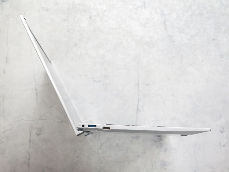 液晶はおおむね125度開く。横からみるとかなり薄型だ