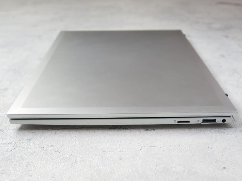 右側面は3.5mmミニジャック、USB 3.0、microSDカードリーダ