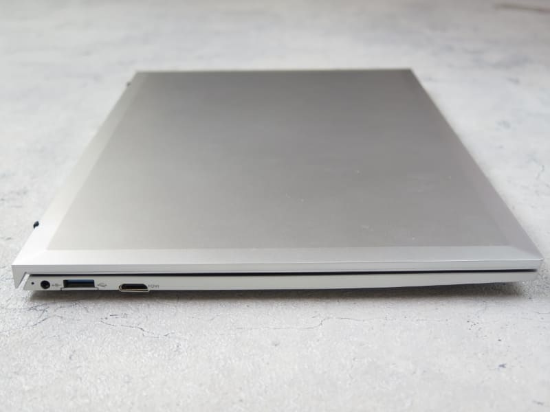 左側面にDC入力、USB 3.0、Mini HDMI出力を装備