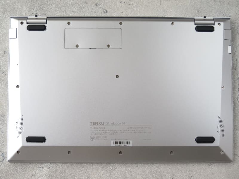 とくに謳われていなかったが、底面にはM.2スロットがあった。SSDを増設可能だろう(試してはいない)