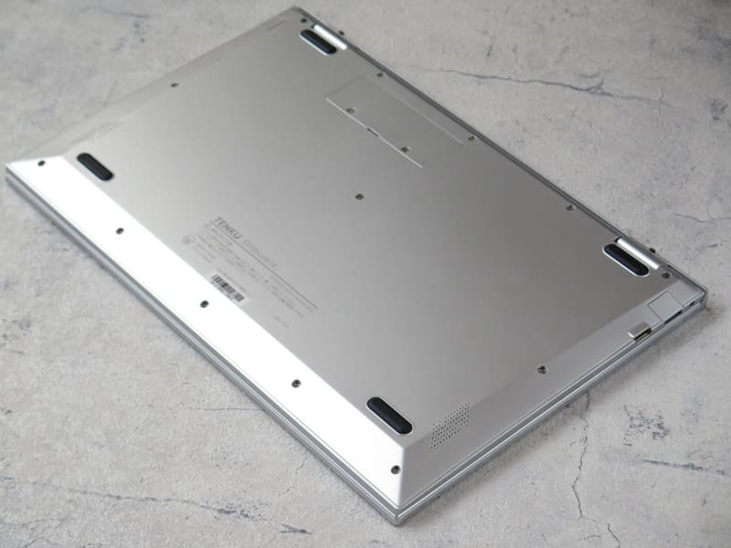 底面に通気孔などはなく、スッキリしている