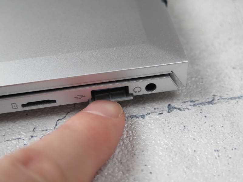 USBポートは使用時若干広げてあげる必要があるが、デバイスのコネクタを挿すさいにちょっと気を配れば自然に開くのでストレスはない