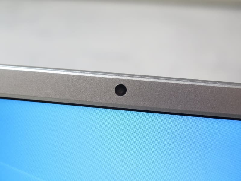 液晶上部にWebカメラを搭載。暗い部屋だと画質はイマイチだが、ないよりあったほうが便利だ