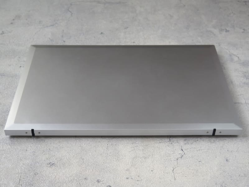 液晶後部に足を装備していることからわかるとおり、液晶が開くとキーボード面がチルトアップする