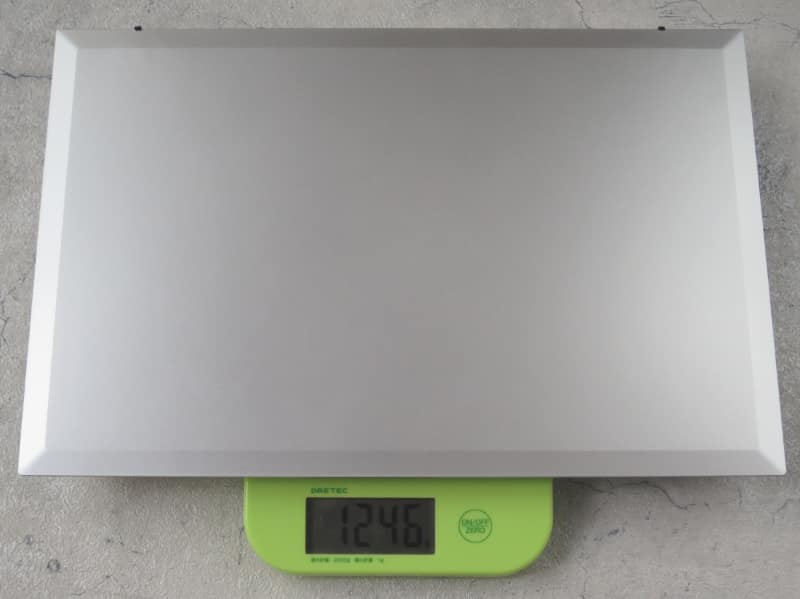 重量は実測で1,246gと、軽量な部類ではないが、持ち運び許容範囲内だろう