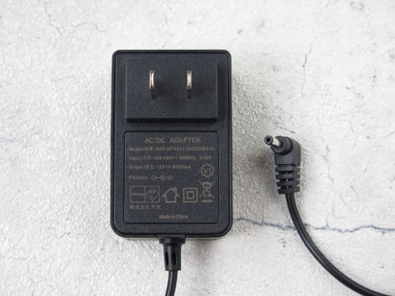 ACアダプタは12V/2A出力。CHUWIのGemiBookと共通だった